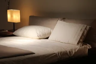 酒店双人床铺图片