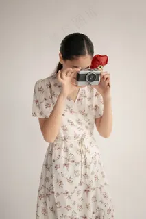 女生拿相机拍照图片 女生拿相机拍照图片