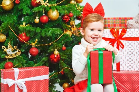 大圣诞树和可爱女孩