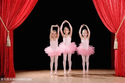 三个小女孩学芭蕾动作