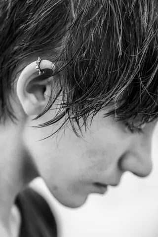 黑白侧脸伤心意境图片