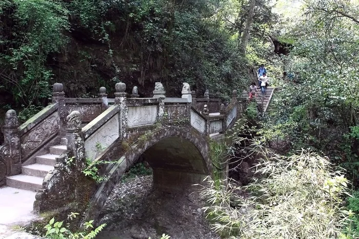 山林间小溪上的古桥