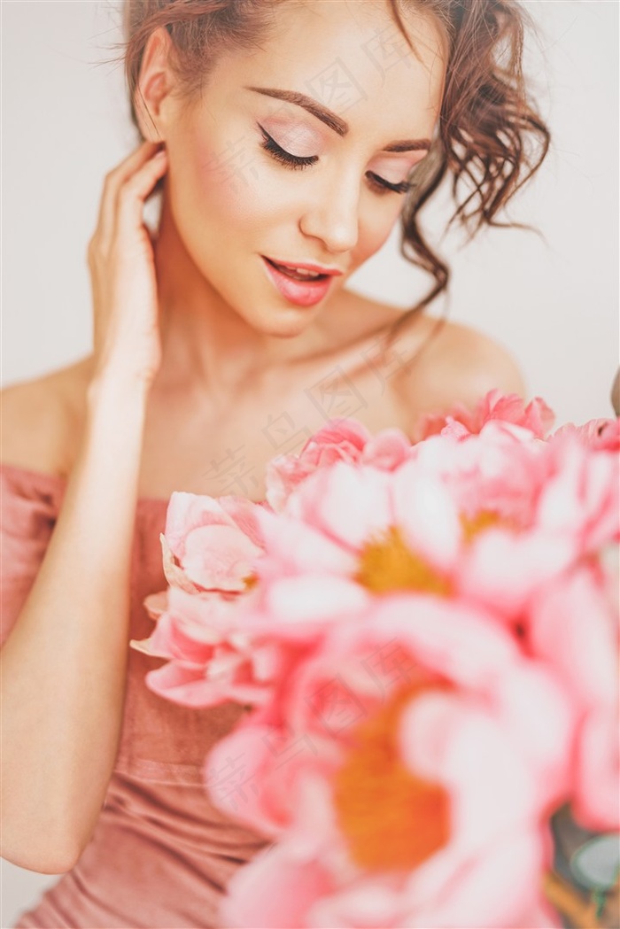 鲜花与手扶脸的美女
