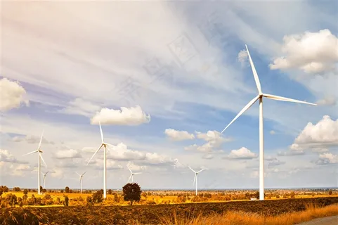 蓝天白云下白色的风车