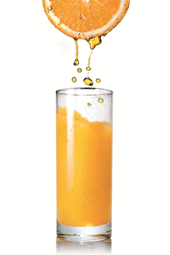 白色背景下的动感橙汁高清图片