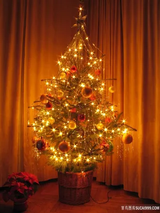 暖色灯光圣诞树