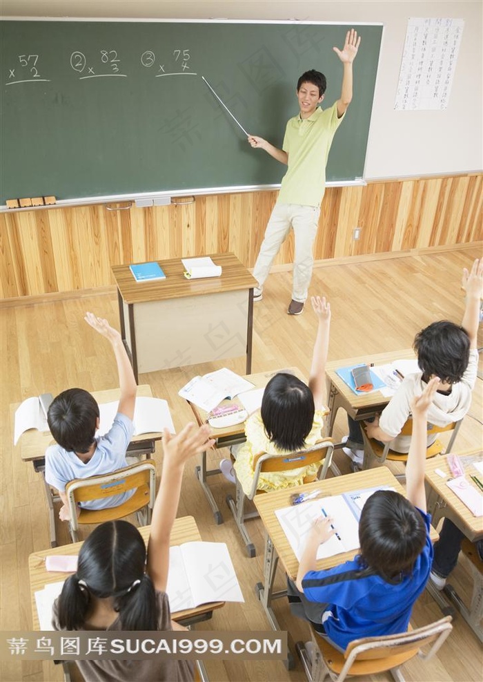 正在举手发言的小朋友