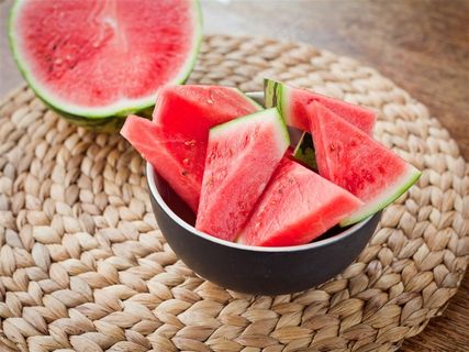 装在黑色碗里的西瓜