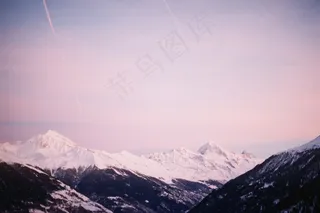 连绵起伏的山峦图片