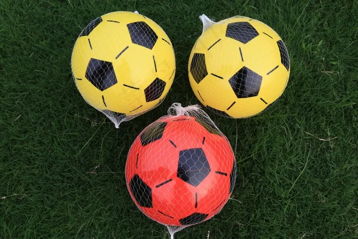 三个足球图片