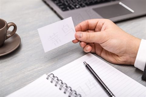 拿着白色卡片的商务人士高清图片