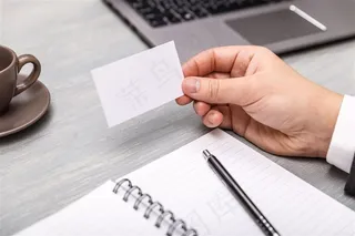 拿着白色卡片的商务人士高清图片