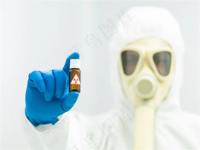 穿着防化服带着防毒面具手拿危险物品的人