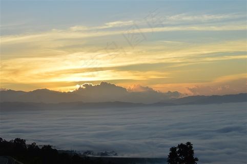 红遍东方天空云彩风景图片