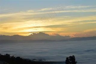 红遍东方天空云彩风景图片