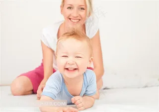 母亲和婴儿系列 - 照料宝宝的幸福母亲