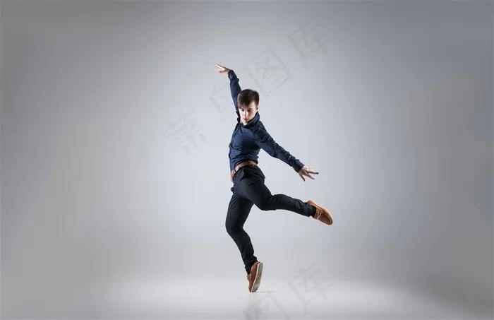 优雅舞姿的帅哥