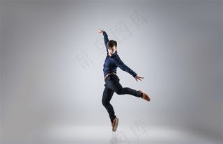 优雅舞姿的帅哥
