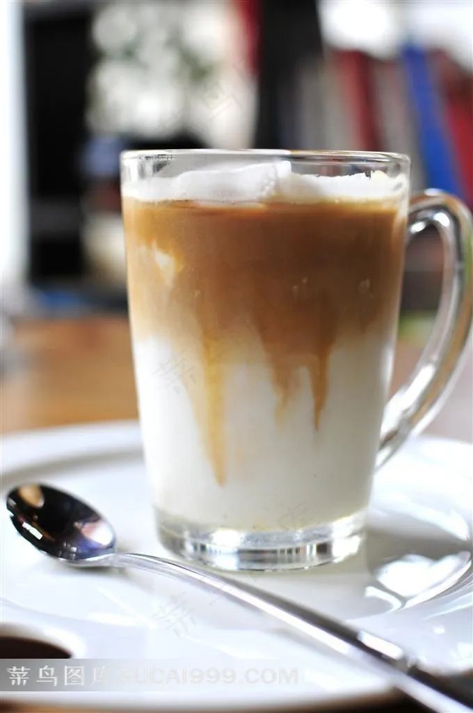 一杯冰咖啡奶茶和勺子