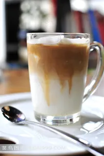 一杯冰咖啡奶茶和勺子