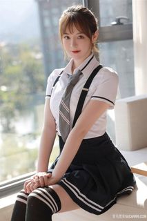 穿水手服学生装的清纯美女图片