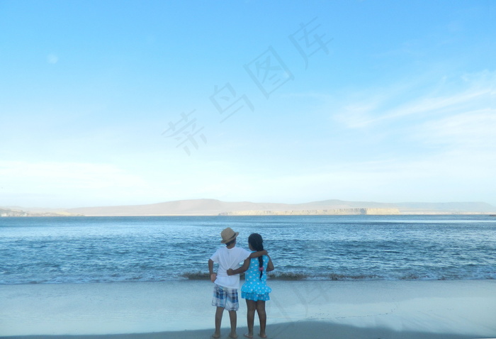 海边小朋友图片