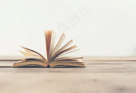 桌面上翻开的书 桌面上翻开的书