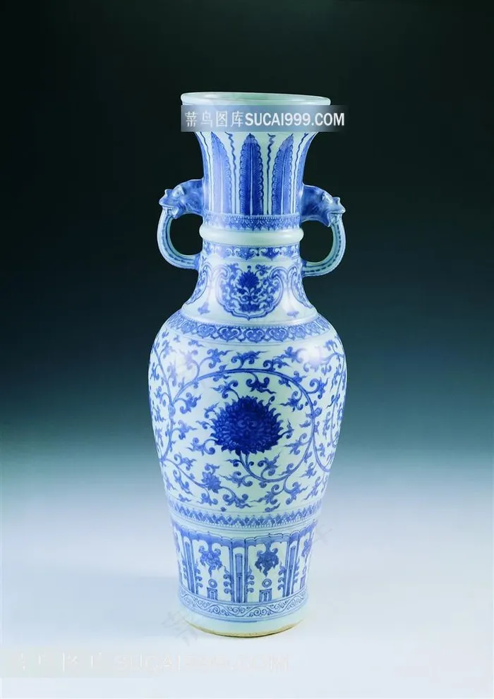 莲花纹装饰青花瓷瓶