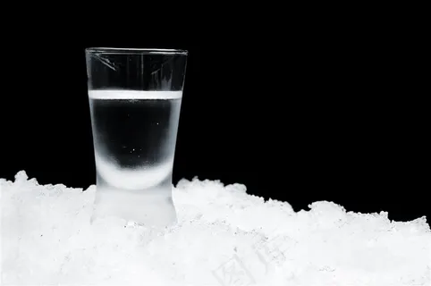 放在白雪里的杯子 放在白雪里的杯子