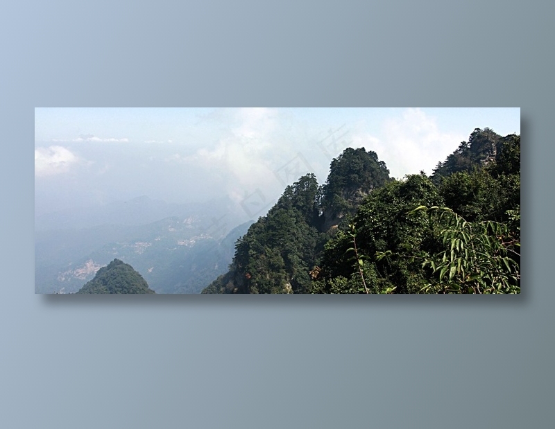 天空下的山峰图片