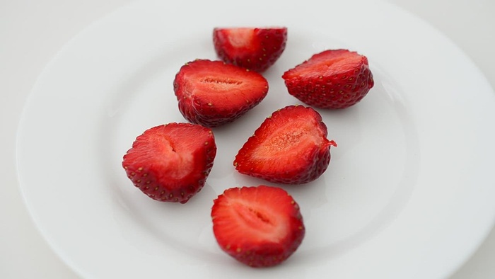 盘子里的草莓片