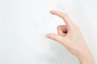 手上假装捏着一个卡片的动作手势图片