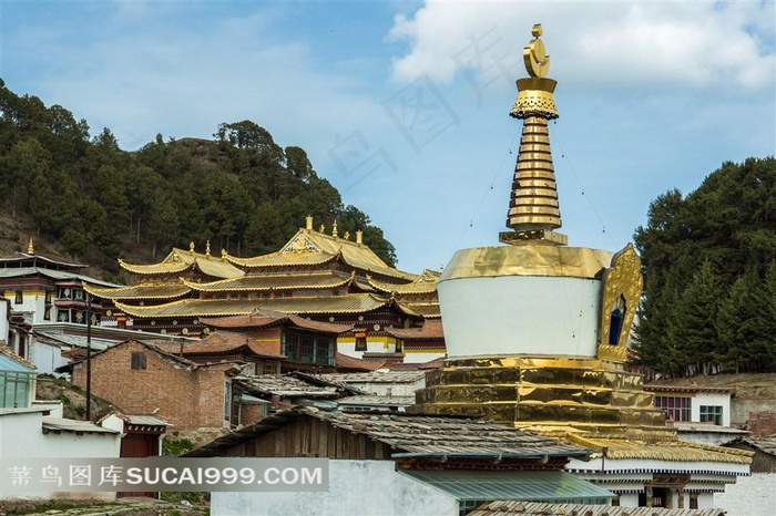 高原上的金色佛塔和寺院
