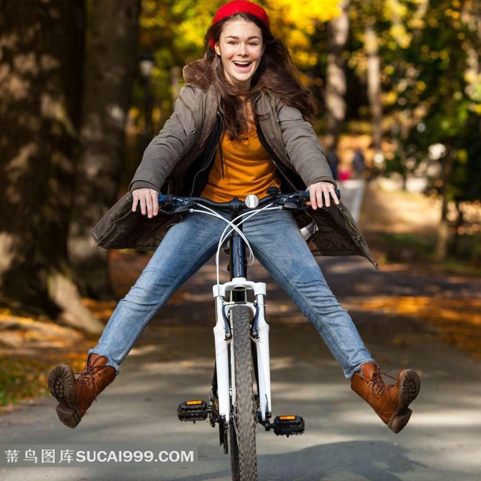 骑自行车的女学生运动图片