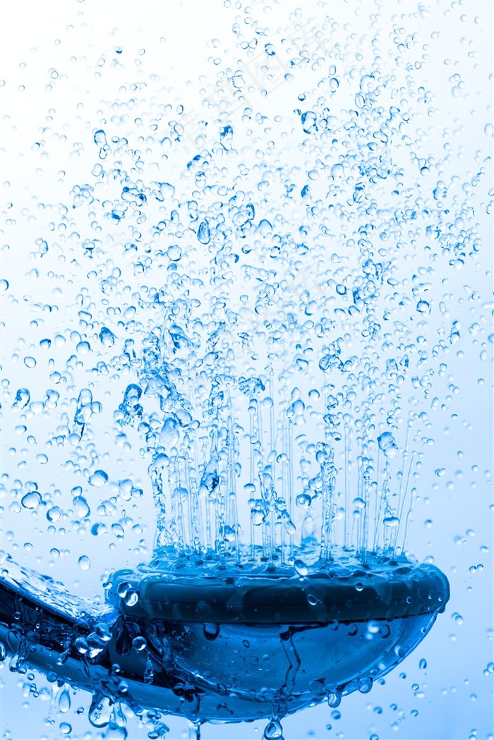 正在喷水的蓝色花洒
