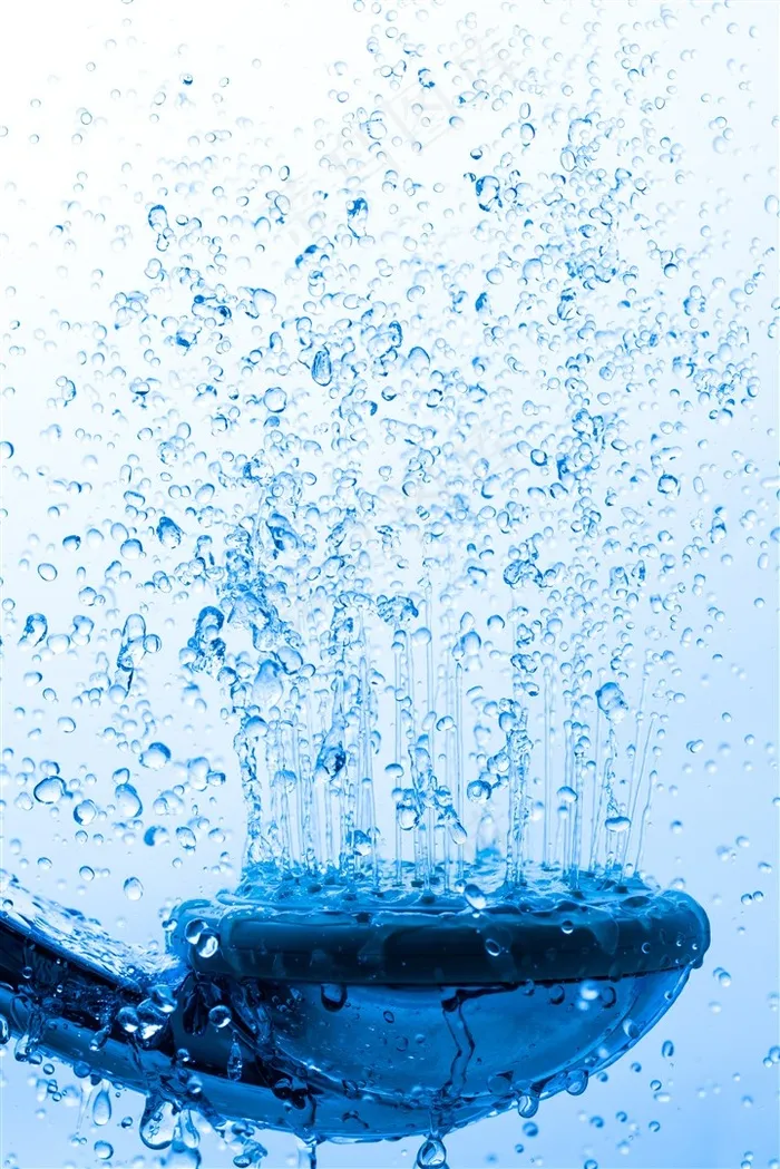 正在喷水的蓝色花洒