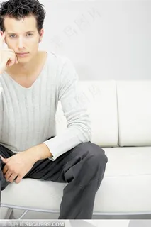 生活百态-坐在沙发上的男人