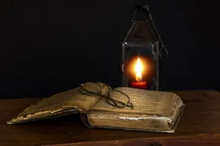 书籍老花镜煤油灯图片