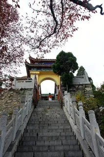 护栏石阶上的黄色门楼 护栏石阶上的黄色门楼