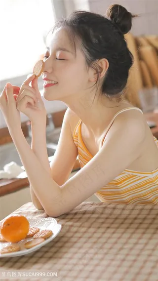 拿着饼干的清纯女生写真