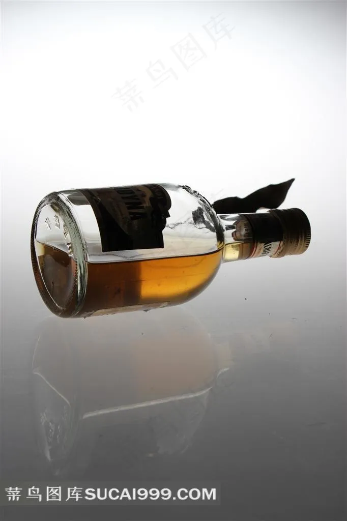 横放的酒瓶和枯叶