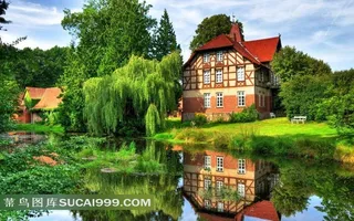 湖边绿色的小红屋图片