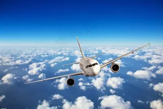 天空中飞行的客机高清图片