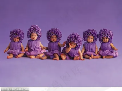 装成紫色花朵的婴儿