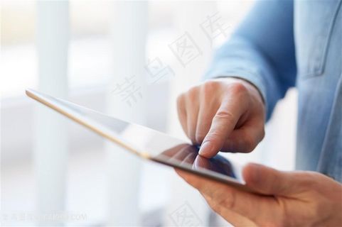 操控平板电脑的人物高清图片