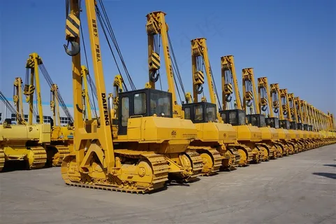 正在施工作业的挖掘机