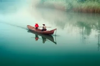 湖面划船人物碧绿背景