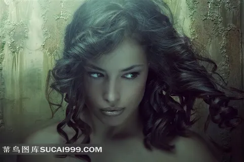 低着头的浓密卷发美女摄影高清图片