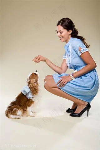 高清美女与查理士王小猎犬玩耍图片