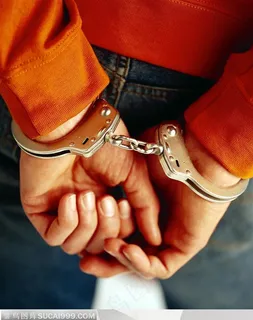 人物手势元素-手被铐住的手势特写